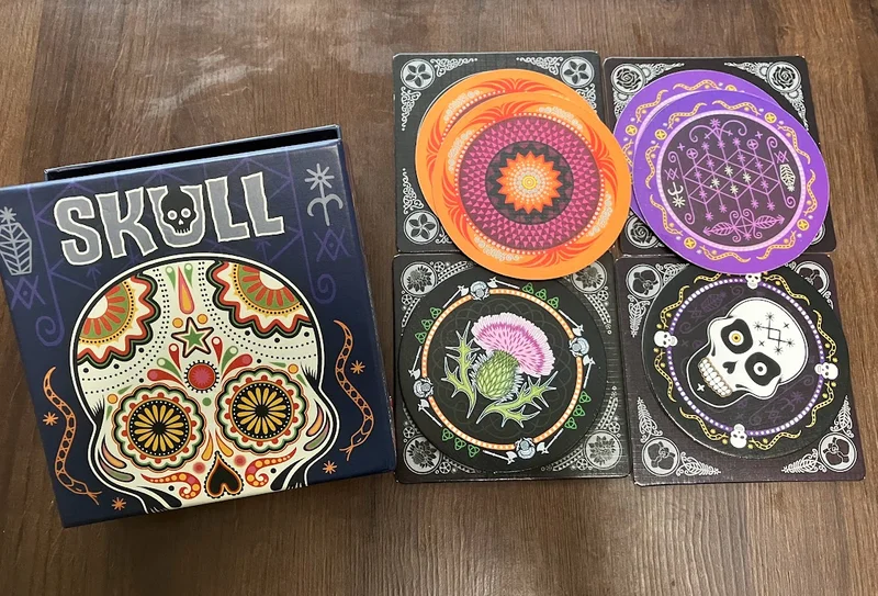 SKULL（スカル） - 3〜6人で遊べるボードゲーム